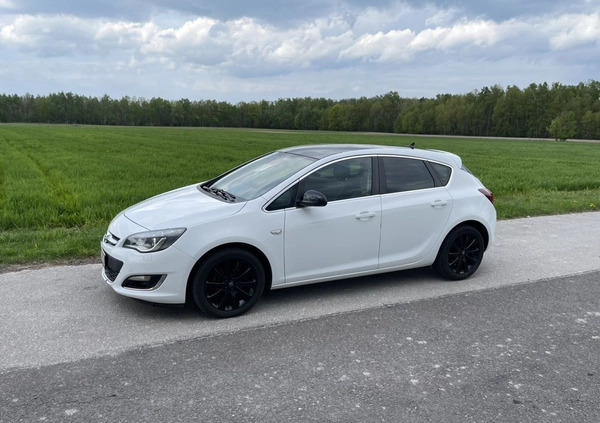 Opel Astra cena 33600 przebieg: 165000, rok produkcji 2013 z Puławy małe 781